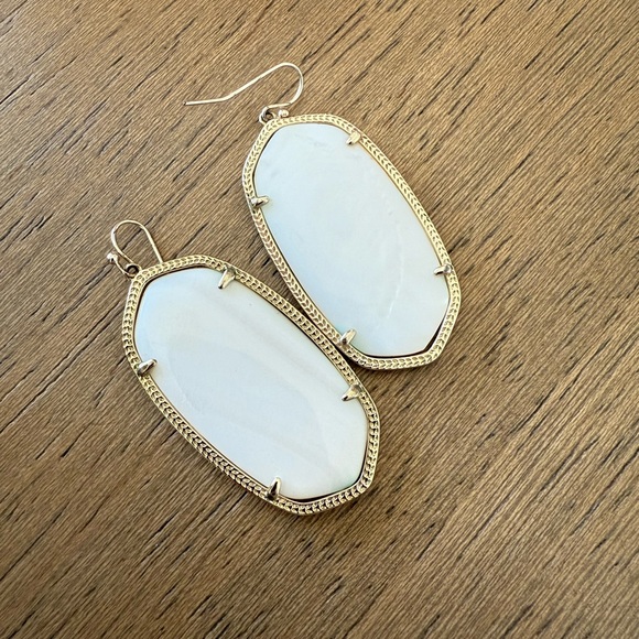 Kendra Scott Danielle Earrings - Picture 1 of 3